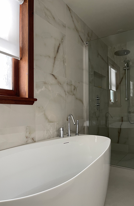 Niche intégrée dans la douche pour produits de bain, finition élégante.