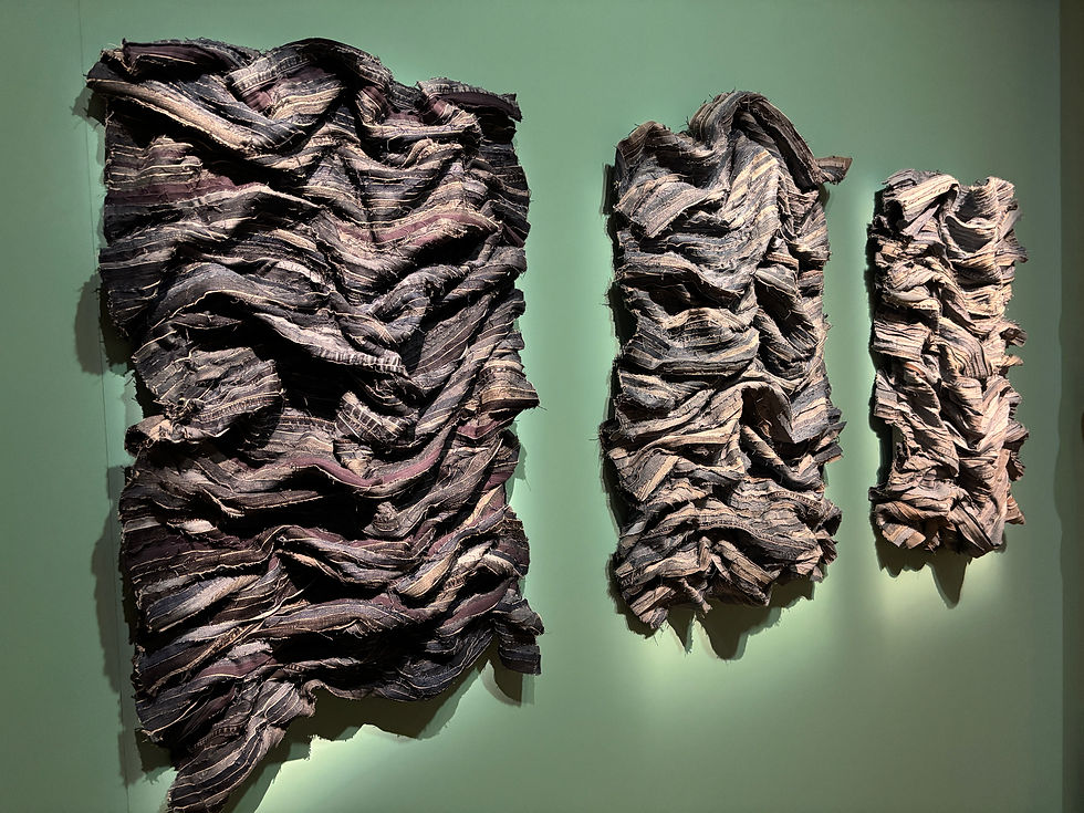 Gudrun Müller-Mollenhauer (D): OHNE TITEL (DENIM), 2024, 100 x 210 x 20 cm