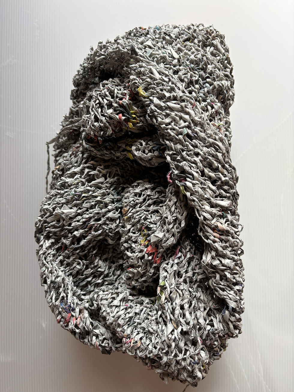 ausgestülpt, 46 x 21 x 15 cm, zeitungsfäden verdreht und verstrickt (2025)