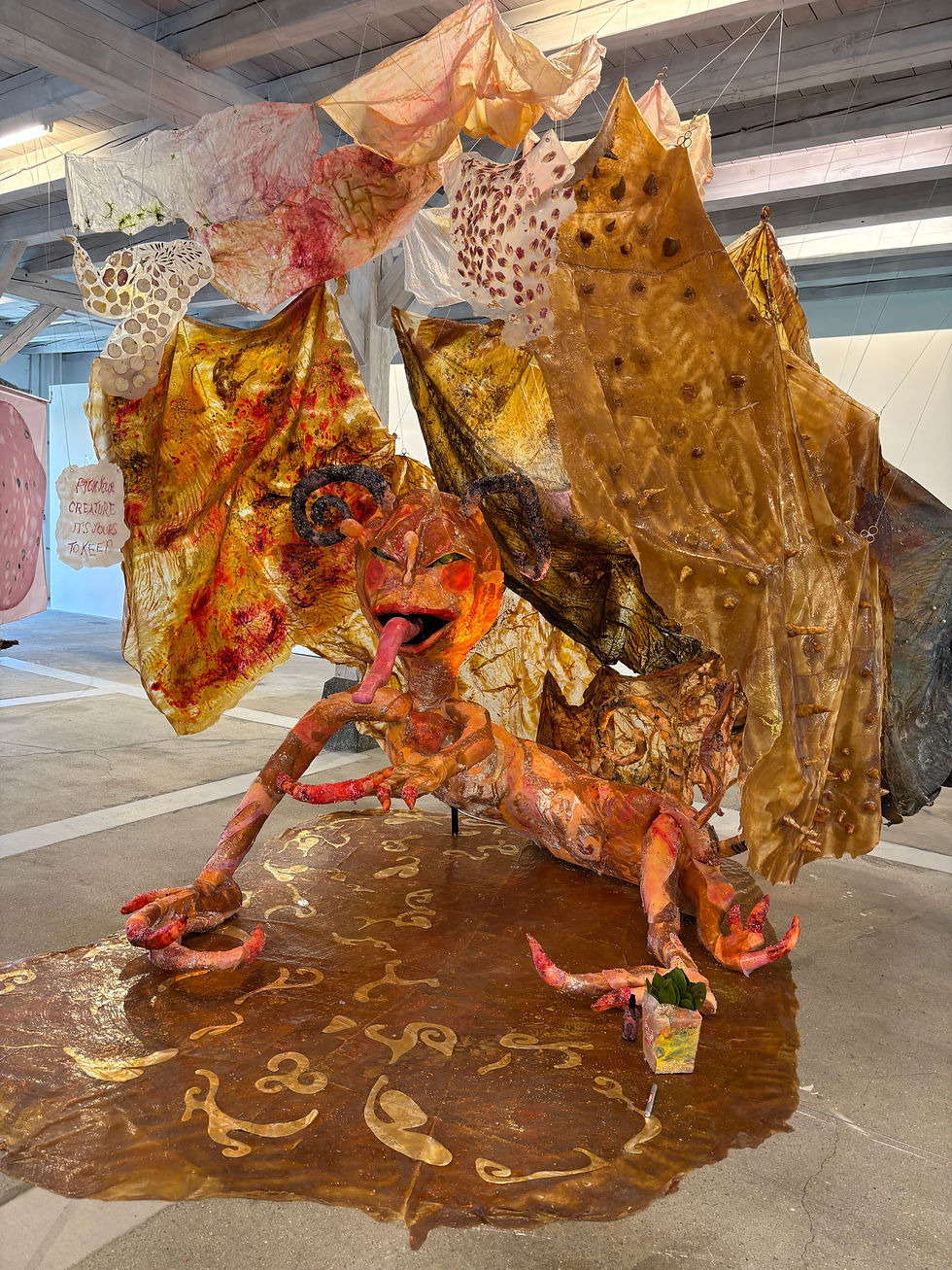 Livia Rita (*1991), Embrioni-kin – A Mushroom of Veins, 2025, Mixed Media (unter anderem Latex, Silikon, Bio-Kunststoff, Organza). Leihgabe der Künstlerin