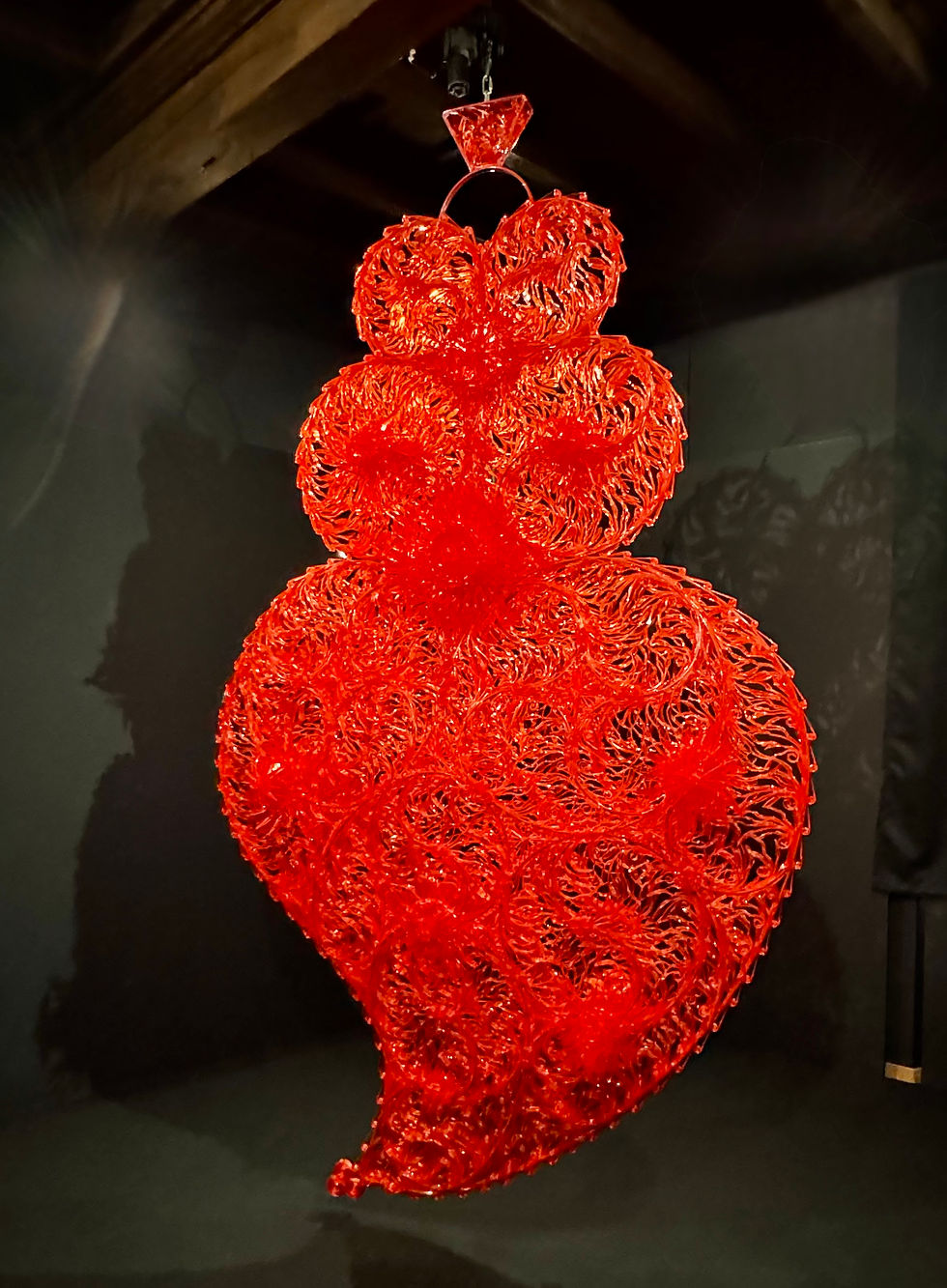 Coração Independente Vermelho #3, 2013, durchscheinendes Plastikbesteck, bemaltes Eisen, Metallkette, Motor, Stromzufuhr, Soundinstallation, 345 x 200 x 80 cm