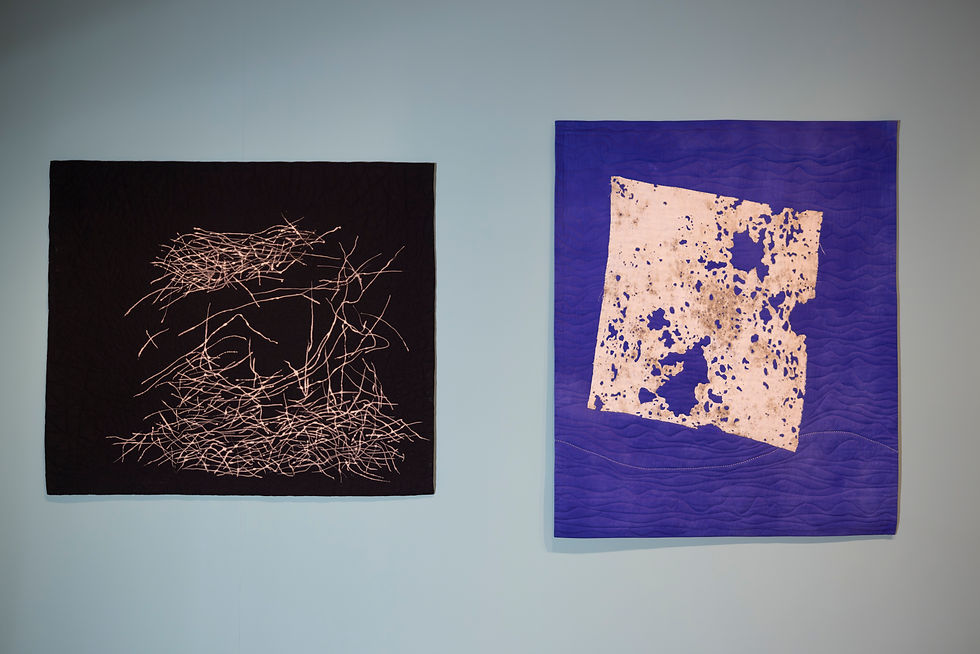 links: Monika Sebert (D): KOPFLAST!, 2024, 115 x 132 cm. rechts: Christa Ebert (D): DEMENZ – VERSINKEN IM VERGESSEN, 2024, 143 x 117 cm