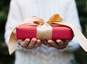 20151215130528-gift-giving-hands-present