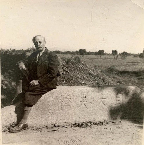 Voici le « Pont du DocteurBussière », construit par les habitants locaux pour remercier le docteur d’avoir soigné gratuitement les pauvres. On le voit poser sur le pont. (Image fournie par son fils Jean-Louis Bussière)