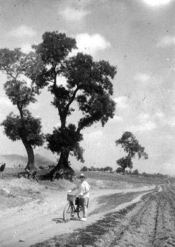 le docteur Jean-Augustin Bussière transporte des médicaments à vélo. (Image fournie par son fils, Jean-Louis Bussière)
