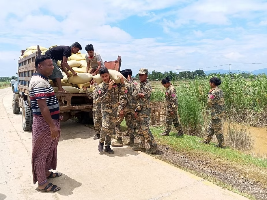Muslim members of the Arakan Army performing community works (source@arakanprincessmedia)