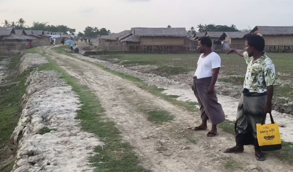 Guardian report alleges that AA personnel routinely guarded New Htan Shauk Khan to prevent residents from leaving. In this photograph, local residents point toward the village entrance and indicate that no security gate is present. (source@hdco)