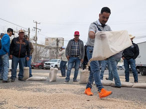 #Chihuahua // Productores de frijol tiran su cosecha en el bulevar Juan Pablo II en protesta por falta de acopio federal