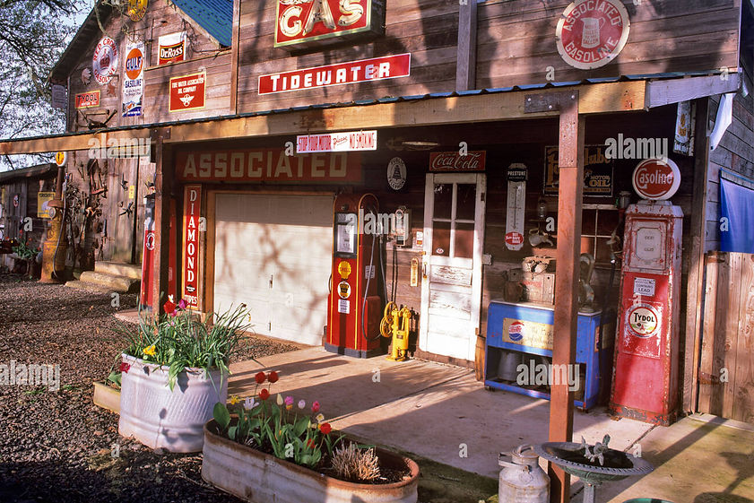 antique-store-garage-and-gas-station-front-near-monroe-oregon-B3KFR2.jpg
