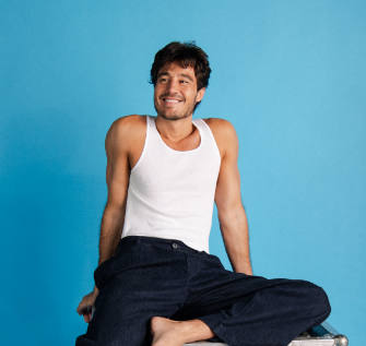 Tiago Iorc anuncia turnê “Troco Likes – 10 Anos” e lança álbum comemorativo