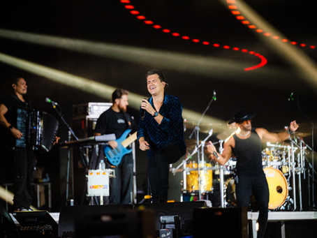Hugo & Guilherme agitam madrugada do Ribeirão Rodeo Music com hits e homenagem à Marília Mendonça