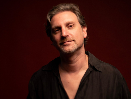 Téo Ruiz lança álbum intimista de estreia sobre as nuances do amor