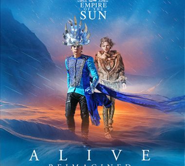 ALOK assina remix de “Alive” e recoloca clássico do Empire of the Sun nas pistas uma década após o lançamento