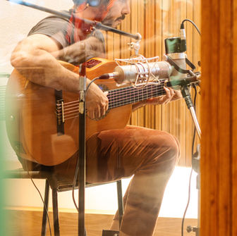 Gustavo Ortiz lança álbum “Arrasto” com 12 faixas autorais e releitura de Naná Vasconcelos
