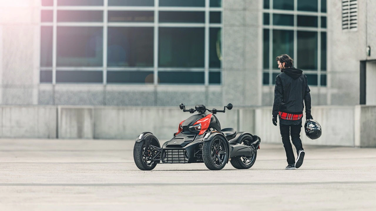 onrd-ryk-my19-ruby-black-action-parking-lot-16x9-0l1a0400-rgb.webp