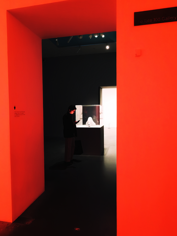 Photograph of a man looking at his phone in front of Marcel Duchamp's famous urinal at the Tate Modern, London.
EXCELLENT RESOLUTION TO 70x93CM