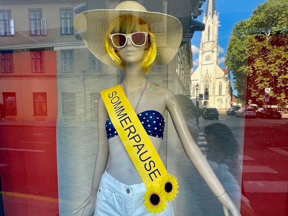 A mannequin with the sign "Sommerpause" (summer break)