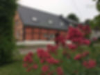 La maison rose et ses fleurs