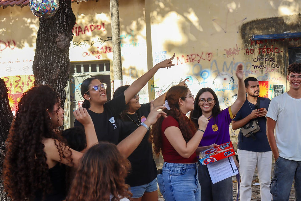 Membros da A.A.A Visionária e alunos torcem uns pelos outros em momento de descontração na Copa Chica | Luane Sabrina/@luanesm_