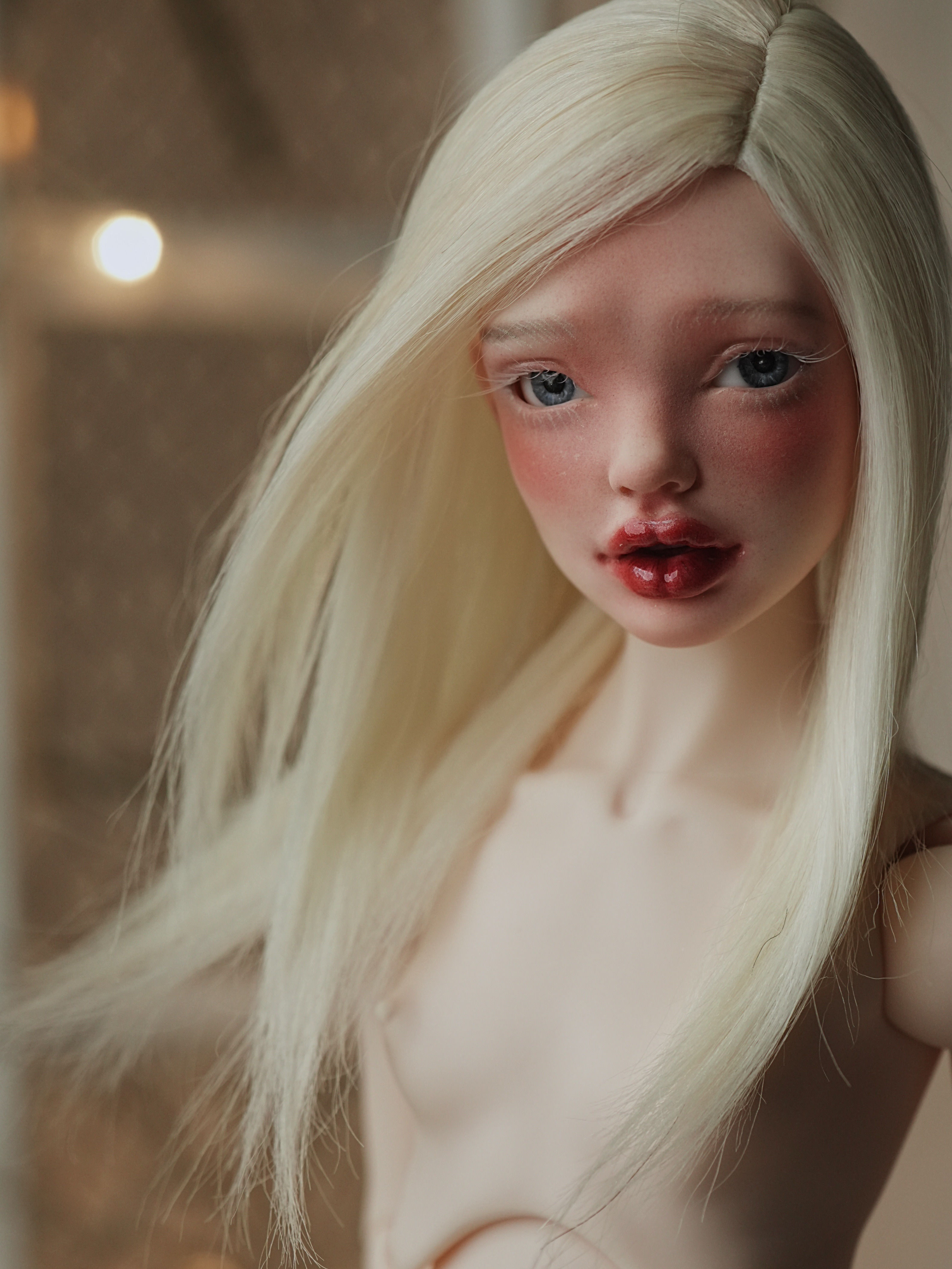 Handmade alpaca wig with a medium-length straight lob.