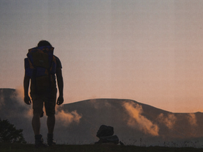 viaggiatore di spalle con zaino in spalle