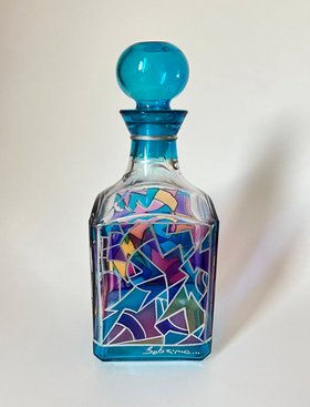 Style Luigi Bormioli (1946-1991) - Carafe - Modèle rare-Panse carrée-Verre soufflé-Décor abstrait polychrome style vitrail -"Signé Bobrioma..." - Verre - Beau bleu turquoise
