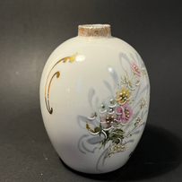 Limoges, Le Trèfle - Vase - Vase en porcelaine de Limoges – "Le Trèfle" – décor floral en relief – Repiqué main – moitié du XXe - Porcelaine