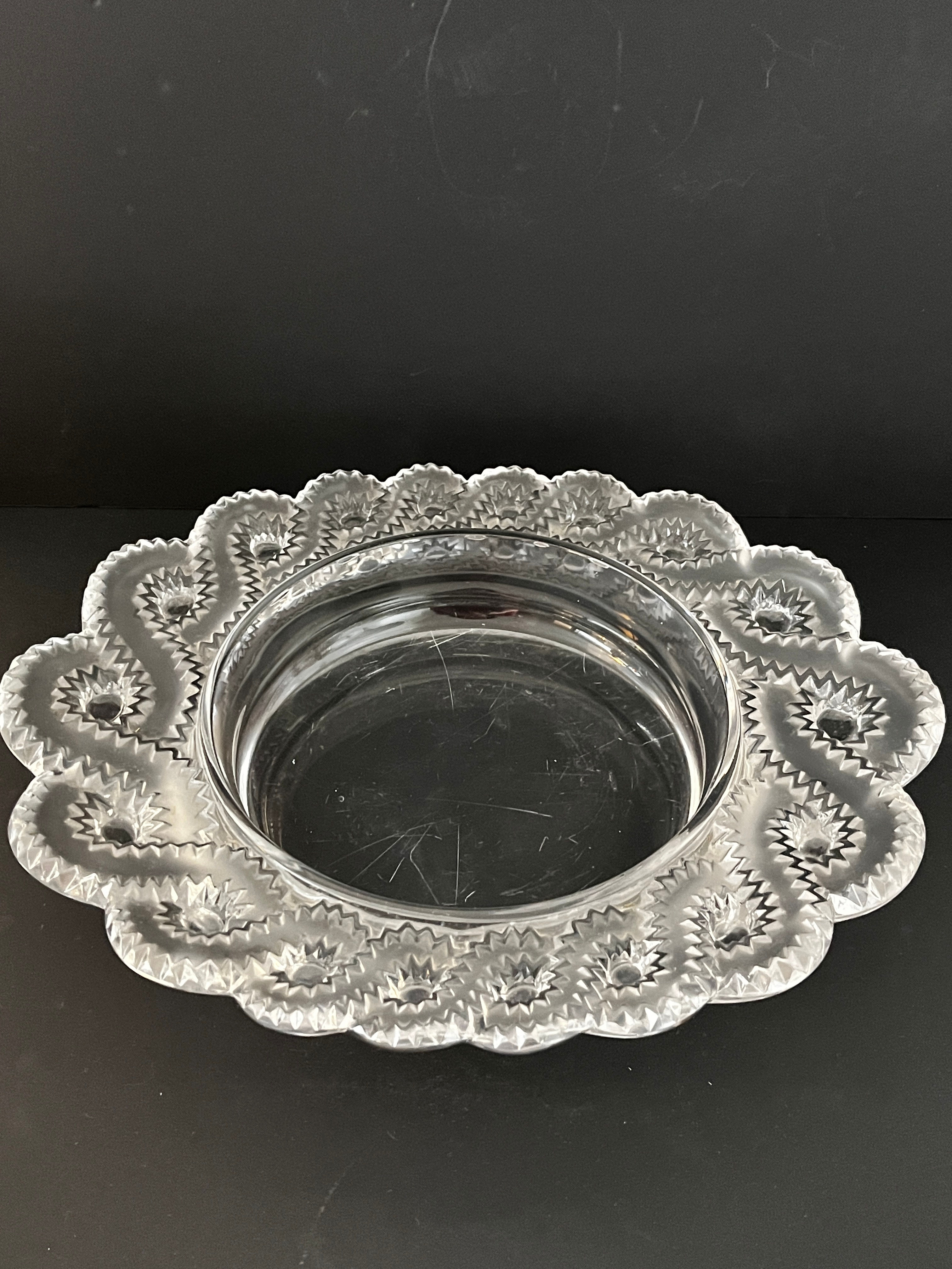 Grand plat modèle "Auriac" de la maison Lalique.