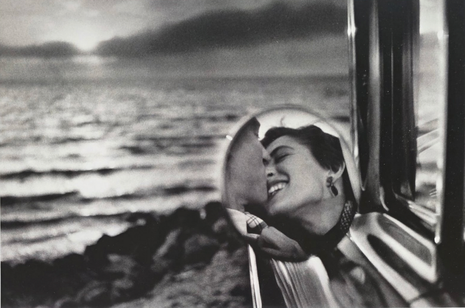 Elliott Erwitt (1928-2023)- Magnum photos - Musée Maillol, Paris- Exposition "Rétrospective" 2023 année de sa disparition - California Kiss" ,1955, Santa Monica- Rare tirage limité, non numéroté et épuisé- Photolithographie