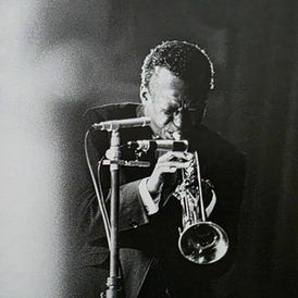 Hervé Gloaguen - Miles Davis en plein effort lors d'un concert à la salle Pleyel de Paris.