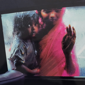 Steve McCurry (1950–) - Mère et enfant à bord d'une voiture, Bombay, Inde, 1996