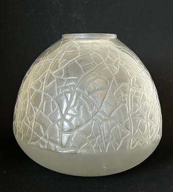 André Hunebelle (1896-1985) - Vase - Modèle nommé "CRAQUELE"- Art déco– Signé "MOD DEP DE A. HUNEBELLE – FRANCE" – vers 1930 - Verre blanc moulé satiné/dépoli , craquelé, et gravé à l'acide