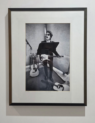 Bob Dylan (1941-) pris par Don Hunstein (1928-2017) Rare photographie argentique Yellow Korner - «Dylan recording », 1965 - Edition limitée, numérotée et épuisée - COA
