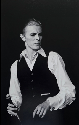 David Bowie en 1976 par Jan Werner ( 1951-)- Portrait iconique sous passe-partout neuf sous blister - “David Bowie, London 1976” – Tirage argentique Yellow Korner- Limité, numéroté et épuisé
