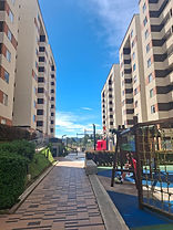 Este hermoso apartamento se encuentra ubicado en la tranquilo y acogedor Municipio de Marinilla, en el departamento de Antioquia. Con una privilegiada ubicación en una zona residencial, este inmueble ofrece todo lo que necesitas para vivir cómoda y tranquilamente.
Con un área total de 68 metros cuadrados, este apartamento cuenta con una distribución perfecta que hace aprovechamiento de cada uno de los metros cuadrados. Cuenta con 3 amplias habitaciones, ideales para familias pequeñas o parejas, y 2 baños completos para mayor comodidad. Además, incluye un garaje para proteger tu vehículo.
En cuanto a sus características internas, este apartamento ofrece elementos de gran utilidad para hacer tu vida más cómoda y práctica. Admite mascotas, lo que te permitirá tener a tu fiel amigo a tu lado en tu nuevo hogar. Además, cuenta con armarios empotrados en cada una de las habitaciones, ideales para organizar tus pertenencias. También dispone de baño auxiliar en la zona social y baño en la habitación principal, lo que te dará mayor privacidad y comodidad.
Otro aspecto destacable de este inmueble es su increíble cocina integral, perfecta para los amantes de la gastronomía. Equipada con horno, extractor y cocina tipo americano, esta cocina te brindará todo lo que necesitas para preparar tus platos favoritos. Además, cuenta con un amplio espacio de almacenamiento y encimeras de fácil limpieza.
En cuanto a sus características externas, este inmueble ofrece todas las comodidades que necesitas para vivir plenamente. Su acceso pavimentado te permitirá llegar cómodamente a tu hogar, mientras que su cercanía a centros comerciales, colegios y universidades, gimnasios y zonas turísticas te permitirá disfrutar de todo lo que la ciudad tiene para ofrecer.
Su ubicación en una urbanización cerrada te brindará mayor privacidad y seguridad, mientras que sus zonas comunes como áreas sociales, salón comunal, parqueadero de visitantes y zonas verdes te darán la oportunidad de socializar y disfrutar en familia. También cuenta con acceso para discapacitados y vigilancia las 24 horas del día.
Con una hermosa vista panorámica hacia el entorno natural y una ubicación en una zona campestre y comercial, este apartamento se convierte en el lugar perfecto para quienes buscan vivir en un entorno tranquilo sin alejarse de la comodidad y servicios de la ciudad.
En resumen, este apartamento es una oportunidad única para adquirir un hogar acogedor, cómodo y funcional en una de las mejores zonas de Marinilla. ¡No pierdas la oportunidad de tener tu propio espacio en un entorno rodeado de naturaleza y servicios! Contáctanos para más información.