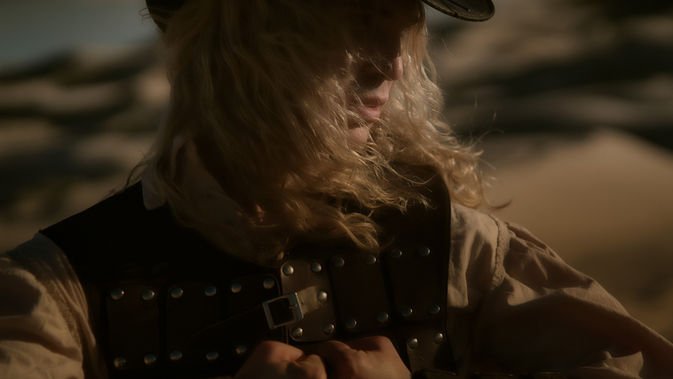 Un hombre con sombrero y cabello rubio en un campo My Site