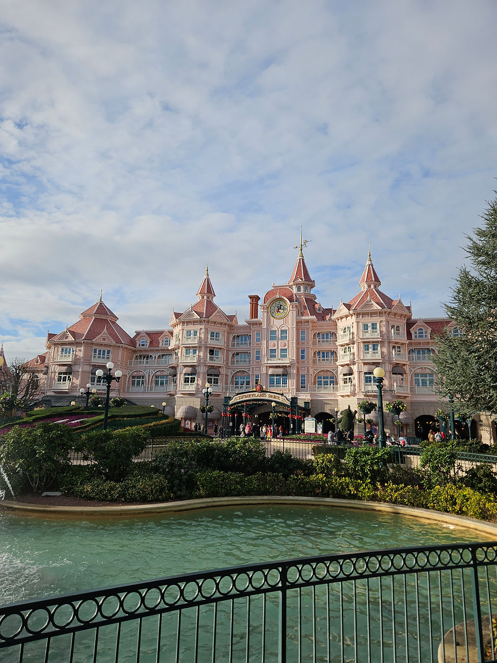 O luxuoso Disneyland Hotel na entrada do parque.
