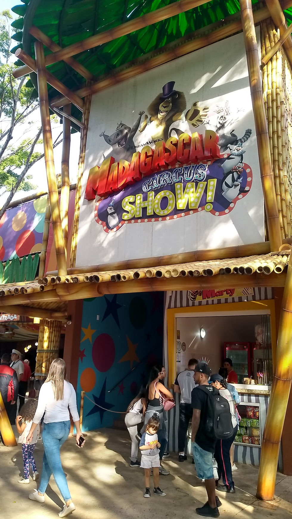 Os shows do parque são um espetáculo à parte e não ficam devendo nada para os da Disney, por exemplo. O do Madagascar é um dos favoritos da galera.