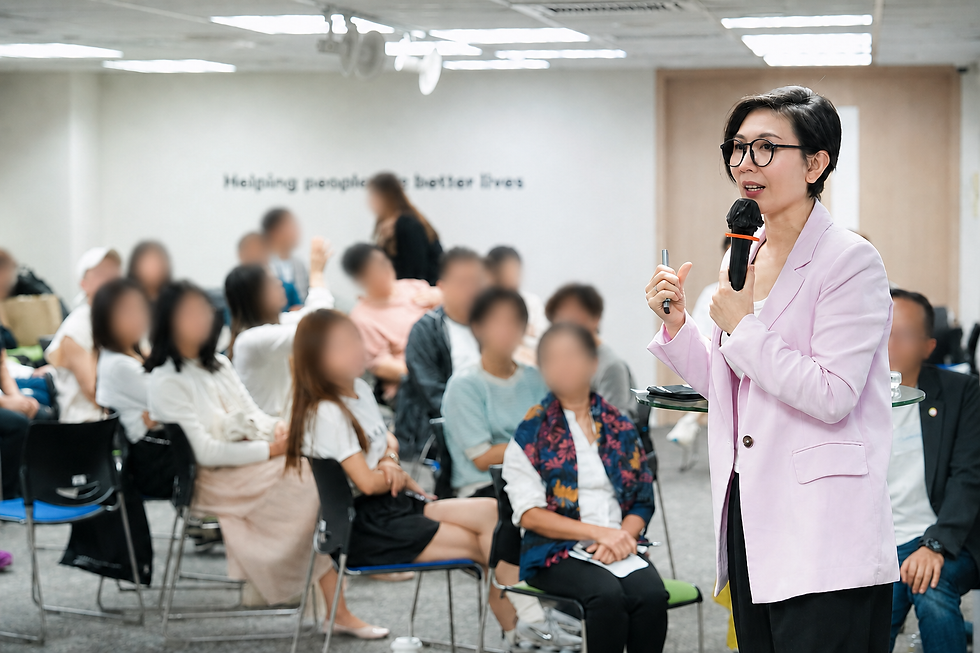 Amanda Fok 在演說活動中手持咪高峰與觀眾分享