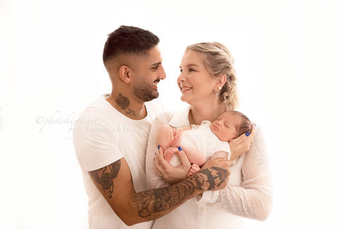 Elternfoto mit einem neugeborenen Mädchen auf weissem Hintergrund von der Fotografin Andrea Müller im Fotostudio photokissesart während eines Newborn Shooting in Langenfeld und der Umgebung Leverkusen, Solingen, Monheim und Leichlingen