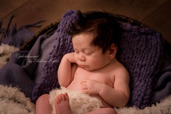 Kleiner neugeborener Junge auf blauer Decke, fotografiert während eines Baby Fotoshooting im Fotostudio photokissesart in Langenfeld in der Umgebung von Leverkusen, Leichlingen, Solingen und Monheim.