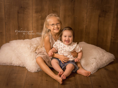 Geschwisterbild während eines Newborn-Shootings