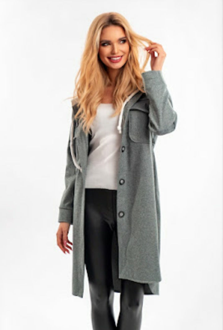 La..mu SALEM – asymetryczny płaszcz z dużymi guzikami i logowaną naszywką