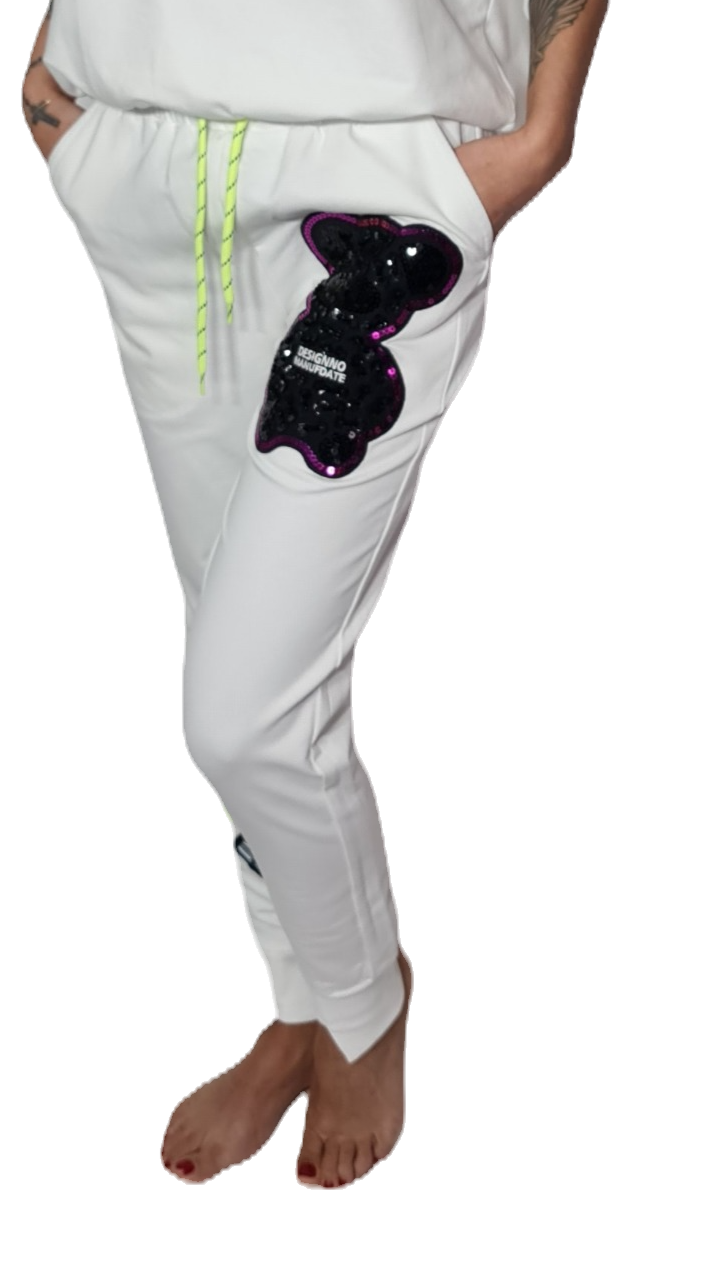 Megi Colecttion spodnie dresowe białe z fioletowym misiem Miś Teddy