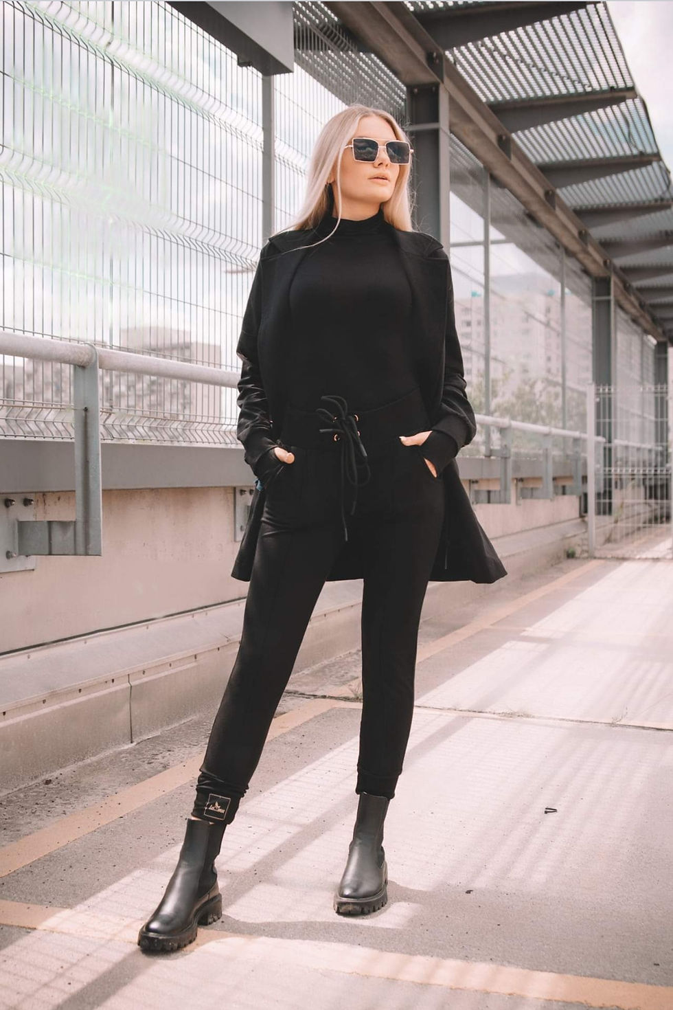 La..Mu spodnie dresowe,cygaretki ze ściągaczem czarne S/M