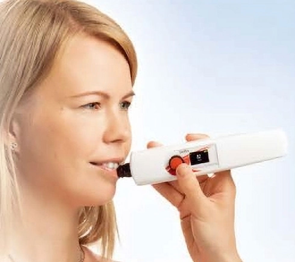 SkinGlossMeter™ measuring the gloss of a person’s lip, showing shiny skin surface.