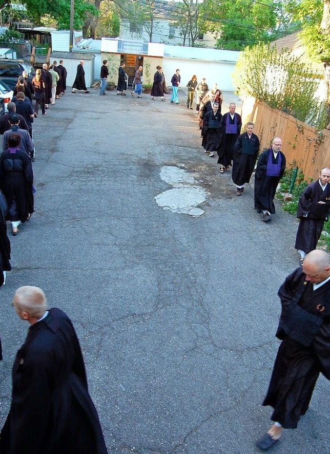 Walking meditation. ©Kanzeon Zen Center/Wikimedia