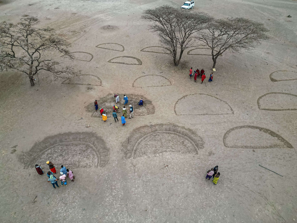 Mapping out and digging water bunds. ©Justdiggit