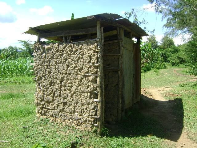 Traditional pit latrine. ©EU-Sida-GTZ Ecosan Promotion Project (EPP), Kenya (CC BY 2.0)