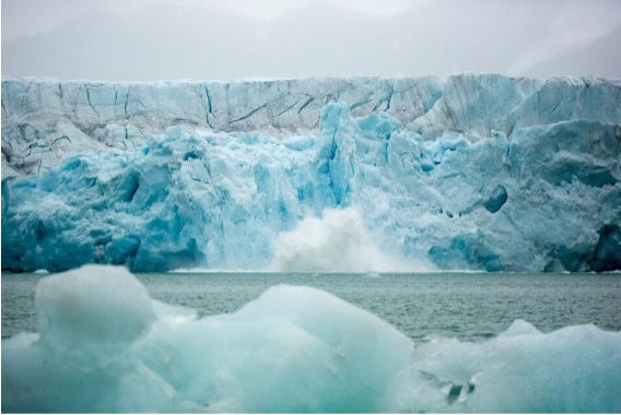 Glaciers are melting, collapsing into the sea, and rapidly retreating due to global warming. Scientists are closely observing the emergence of darker ocean surfaces as the ice shrinks. Courtesy of Chi-Hyun Park/Clipart Korea/News Penguin